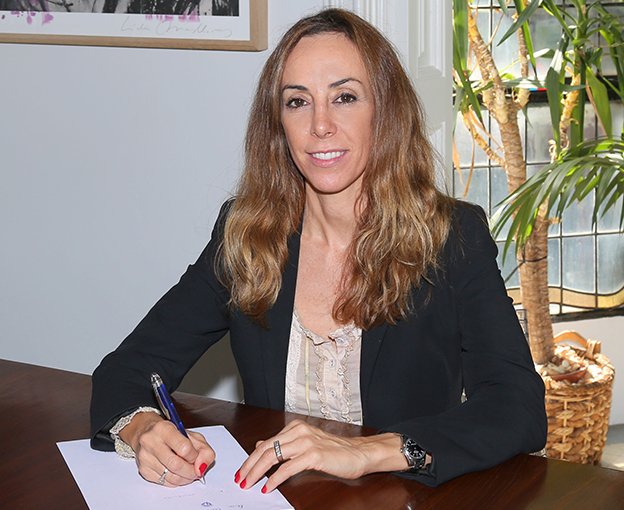 Blanca Argudo signant reclamació per accident de trànsit Blanca Argudo signant documentació com a advocada d'accidents de trànsit a Tramitació Activa