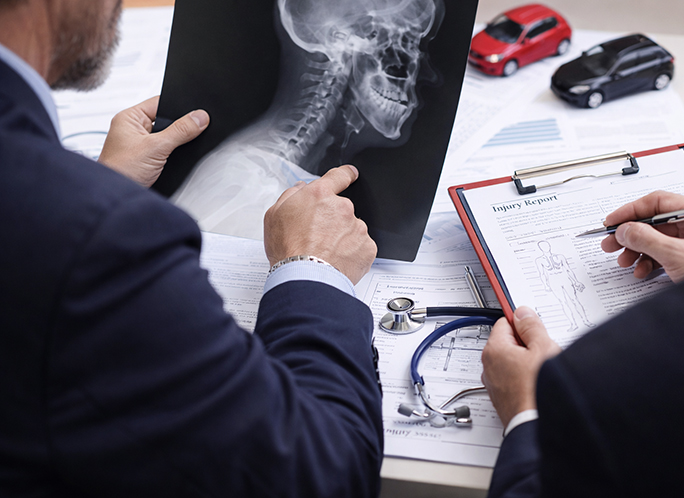 Valoración médica y jurídica de lesiones por accidente de tráfico Análisis de informe médico y radiografía para valoración del daño personal tras accidente de tráfico